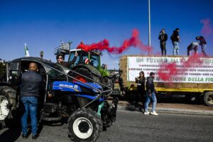 A randellare i contadini sono i soliti amici delle élite