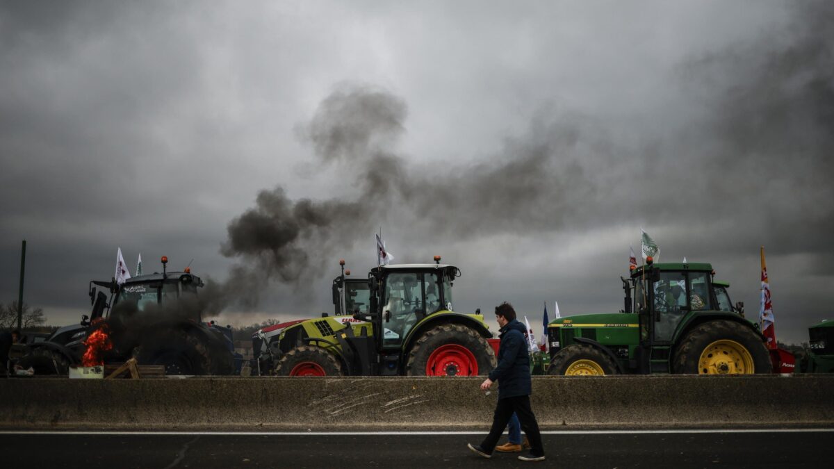 Agricoltori dentro Bruxelles. Macron ne mette 80 in cella, l’Ue capitola e offre deroghe