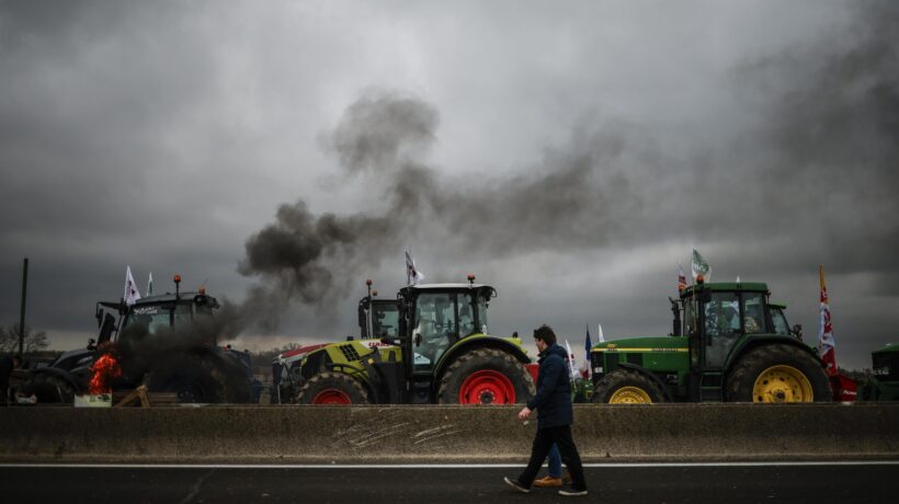 Agricoltori dentro Bruxelles. Macron ne mette 80 in cella, l’Ue capitola e offre deroghe