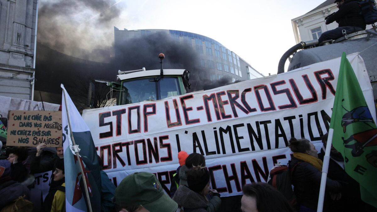 L’assedio dei trattori piega Bruxelles. Sull’Europarlamento piovono uova