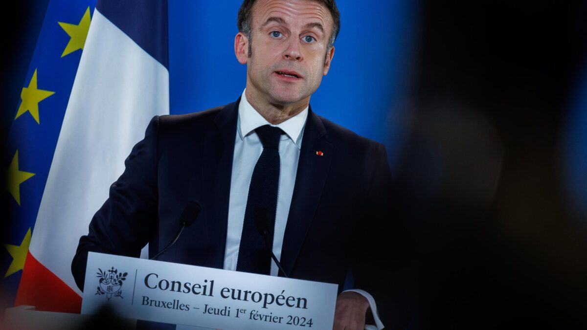 Macron fa un dispetto alla Meloni e prepara le nozze Stellantis-Renault