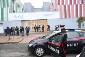 A scuola è scattata l’ora delle coltellate: pugnala il rivale, ragazzo arrestato