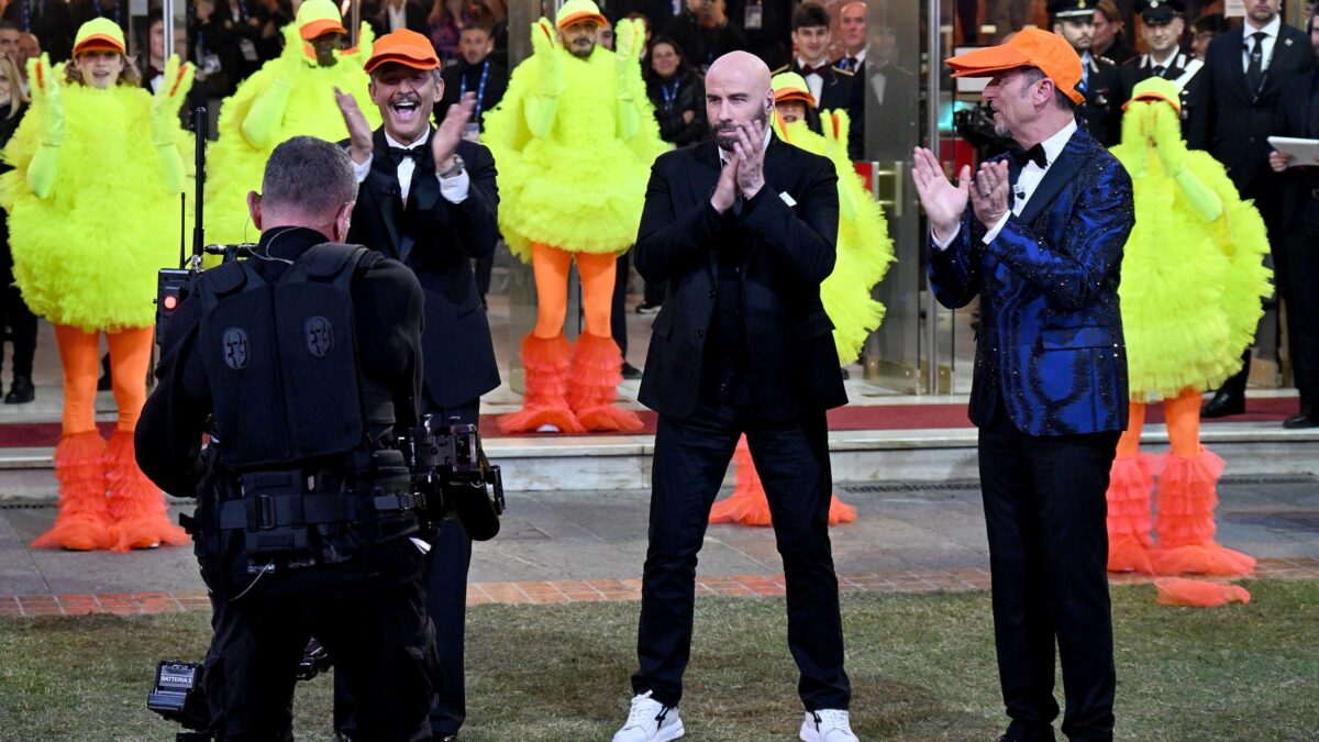 Travolta a Sanremo balla il Qua qua. La Rai ci rifila l’umiliazione fatta tv