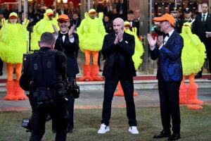 Travolta a Sanremo balla il Qua qua. La Rai ci rifila l’umiliazione fatta tv