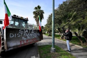 «Niente palco»: trattori scatenati
