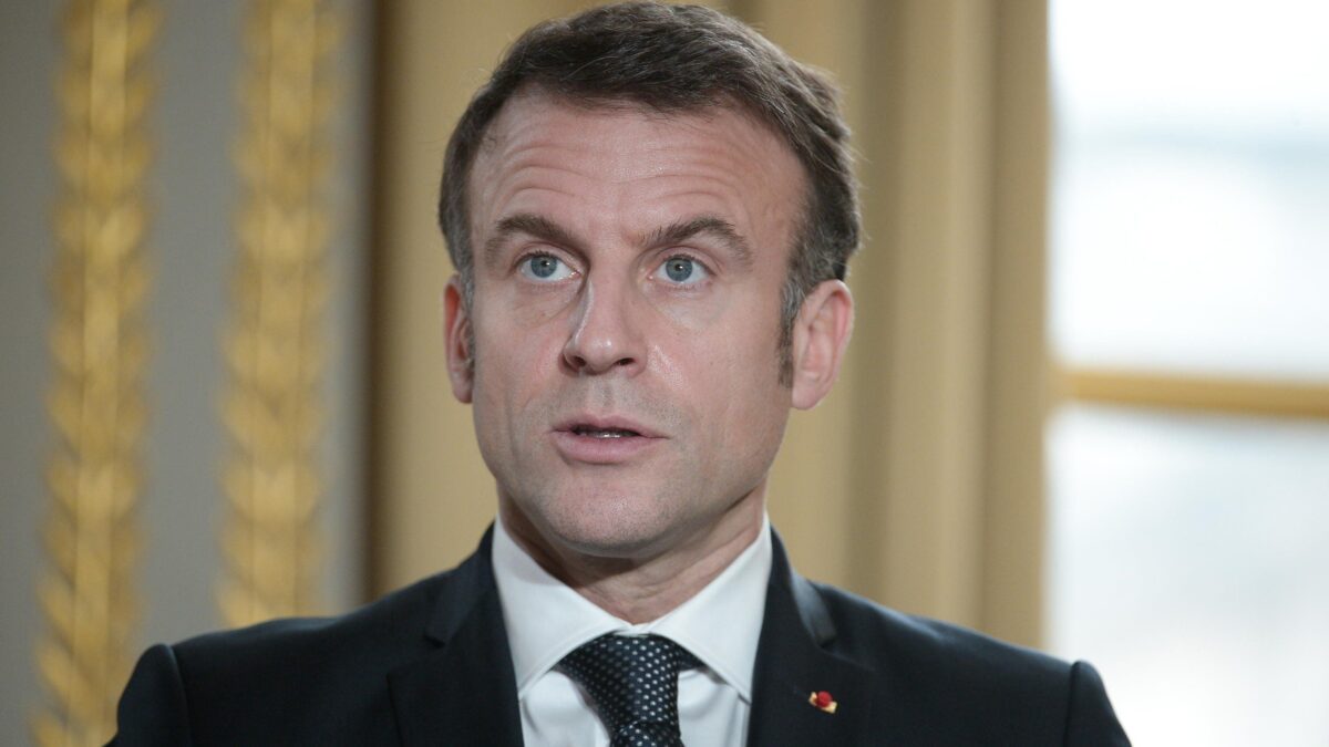 Macron vuole in cella chi ostacola i vaccini