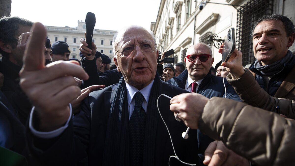 Non è esuberante, è un bullo: De Luca si dimetta