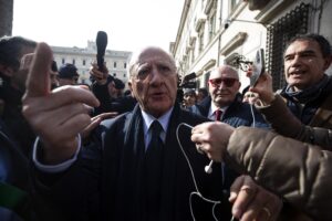 Non è esuberante, è un bullo: De Luca si dimetta