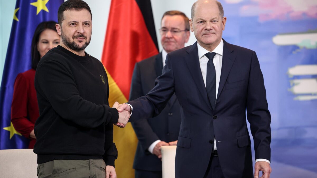 Zelensky crolla nei sondaggi interni e cerca riparo sotto lo scudo tedesco