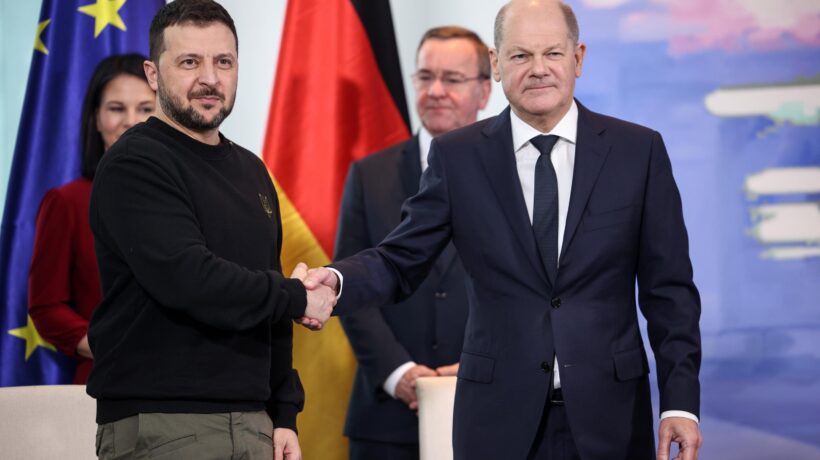 Zelensky crolla nei sondaggi interni e cerca riparo sotto lo scudo tedesco