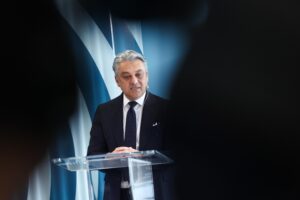 Stellantis si allea con Berlino e Parigi per l’auto a basso costo anti Pechino