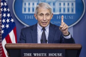 «Fauci & C. come bimbi alle medie»