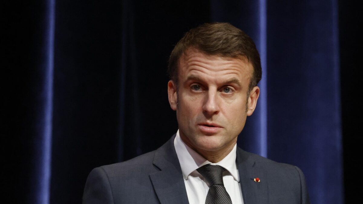 Macron rimane a casa per i trattori ma finisce incornato dalla protesta
