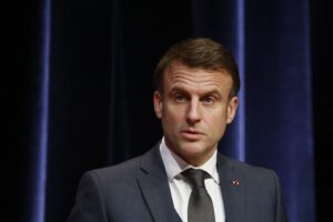 Macron rimane a casa per i trattori ma finisce incornato dalla protesta