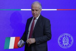 Colle a gamba tesa contro Piantedosi. «I manganelli sono un fallimento»