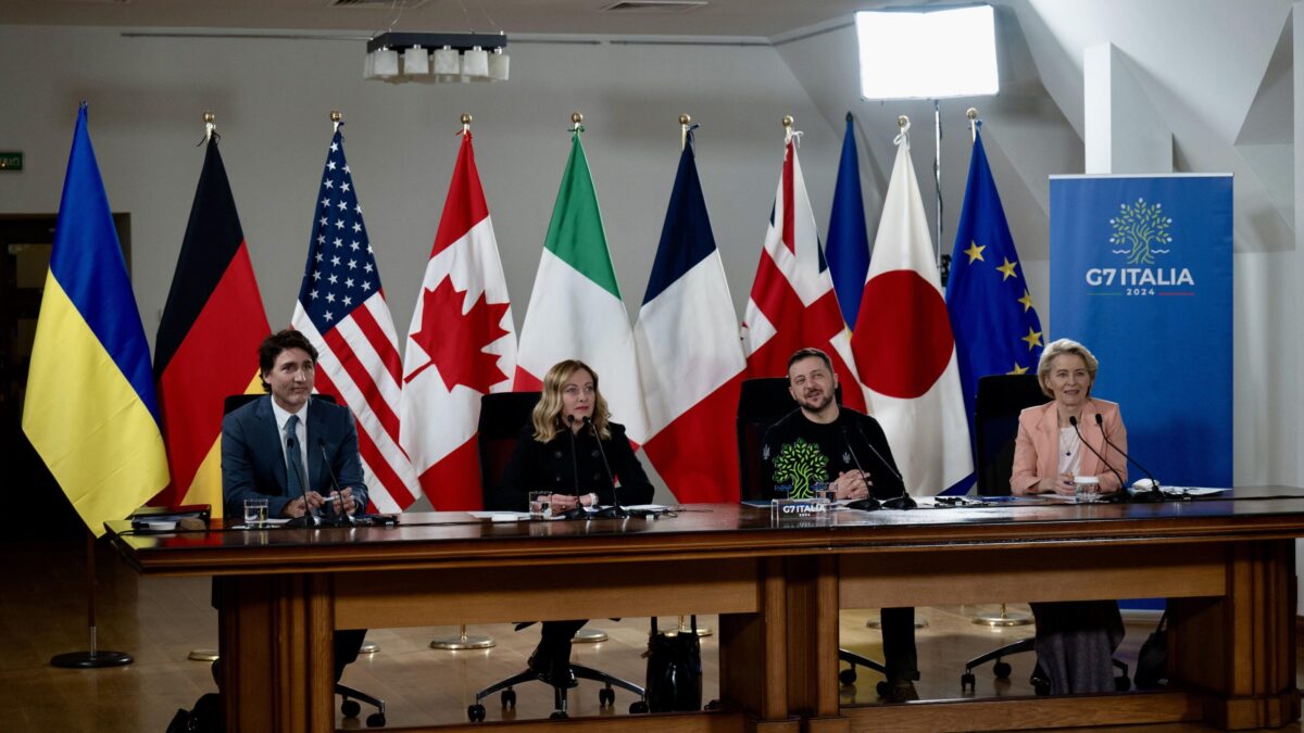 La Meloni «conquista» il G7. I contadini bloccano Macron