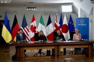 La Meloni «conquista» il G7. I contadini bloccano Macron