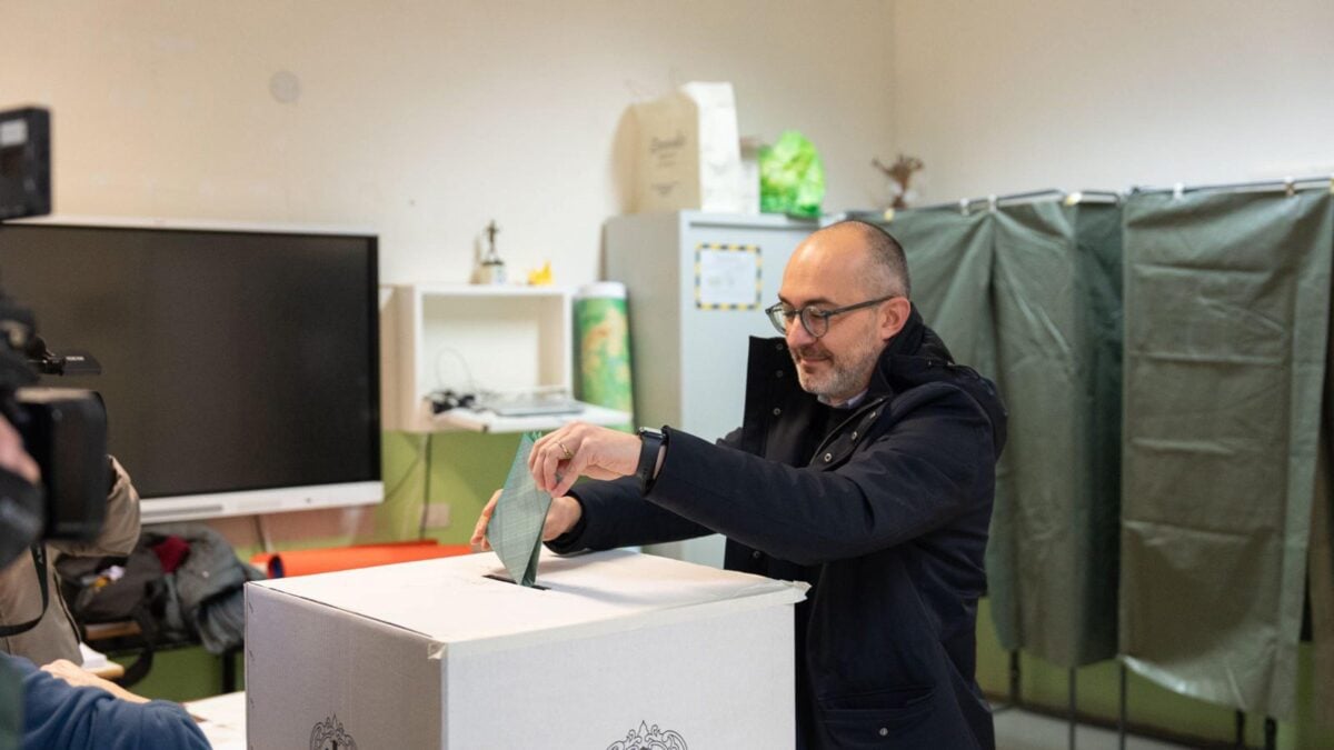 Pd e M5s in vantaggio ma lo scrutinio lumaca finisce nella notte tra accuse e sospetti