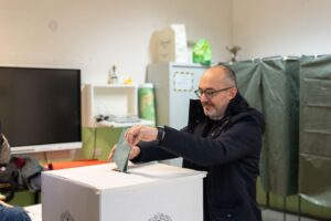 Pd e M5s in vantaggio ma lo scrutinio lumaca finisce nella notte tra accuse e sospetti