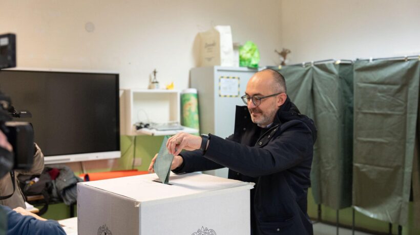 Pd e M5s in vantaggio ma lo scrutinio lumaca finisce nella notte tra accuse e sospetti