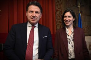 Il Pd fa grandi feste per l’incoronazione di Conte, che si sente il re della coalizione