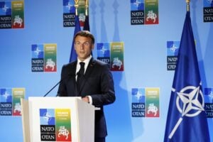 Macron vuole crearsi una Nato tutta sua. Ma gli alleati si sfilano