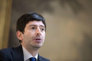 Pur di sfuggire a critiche e domande Speranza presenta il libro di nascosto