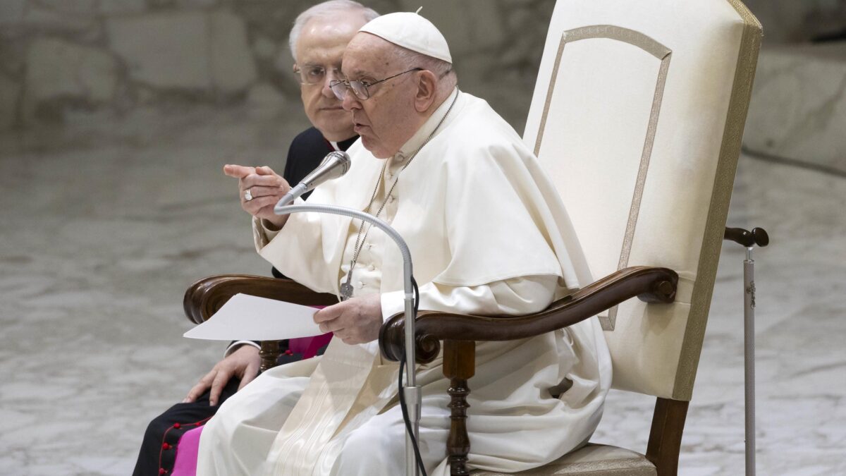 Vescovi a lezione di benedizioni ai gay. Parte dall’Irlanda l’arcobaleno del Papa