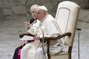 Vescovi a lezione di benedizioni ai gay. Parte dall’Irlanda l’arcobaleno del Papa
