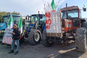 La sinistra disprezza i contadini però prova a salire sui trattori