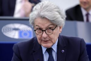 Truppe al fronte e fabbriche di armi. L’Ue con l’elmetto infrange altri tabù