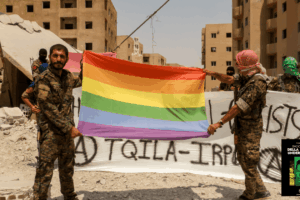 Dal matriarcato schiavista ai curdi trans: tutte le assurdità della politica underground