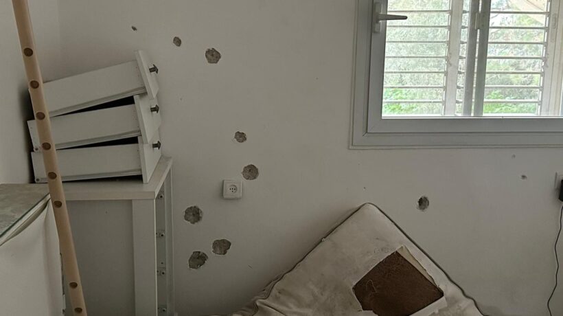 Le pareti di un'abitazione di Kafr Aza crivellate di colpi (Stefano Piazza)