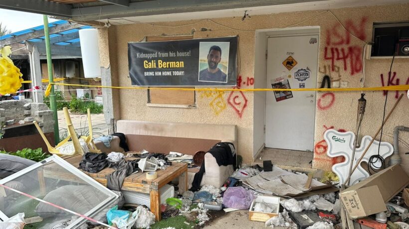 La devastazione di fronte all'ingresso della casa di un ostaggio (Stefano Piazza)