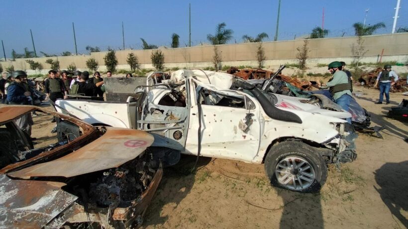 I resti di un pickup utilizzato dal commando di Hamas (Stefano Piazza)