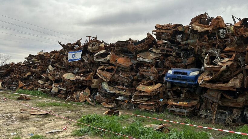 Tekuma, il cimitero delle auto bruciate durante l'attacco del 7 ottobre 2023 (Stefano Piazza)