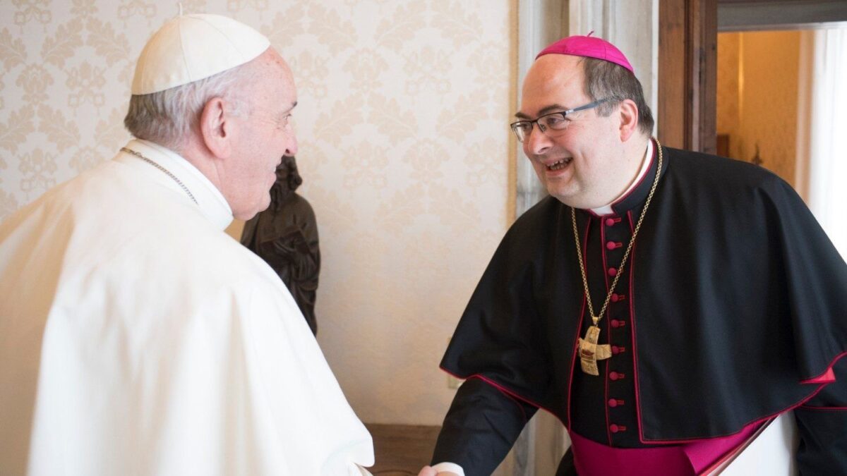 La lezione di laicità del vescovo: «Fuori dalle chiese chi è in politica»