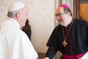 La lezione di laicità del vescovo: «Fuori dalle chiese chi è in politica»