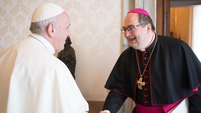 La lezione di laicità del vescovo: «Fuori dalle chiese chi è in politica»
