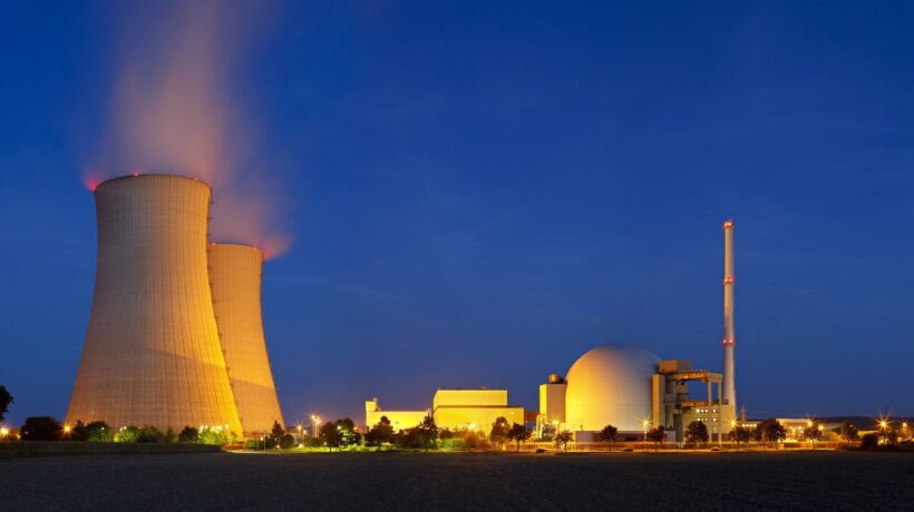 La transizione si sposta sul nucleare. Giù i valori del litio, uranio record