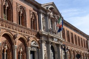 Alla Statale di Milano va in mostra il dogma. Se dubiti della scienza sei un complottista