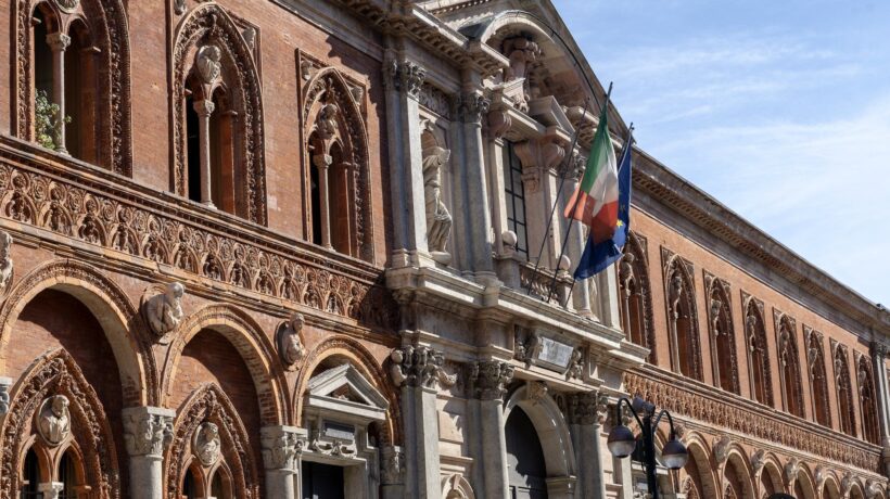 Alla Statale di Milano va in mostra il dogma. Se dubiti della scienza sei un complottista