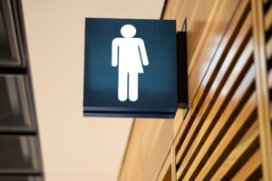 Ironizzano sui bagni gender. La Bocconi li sospende 6 mesi