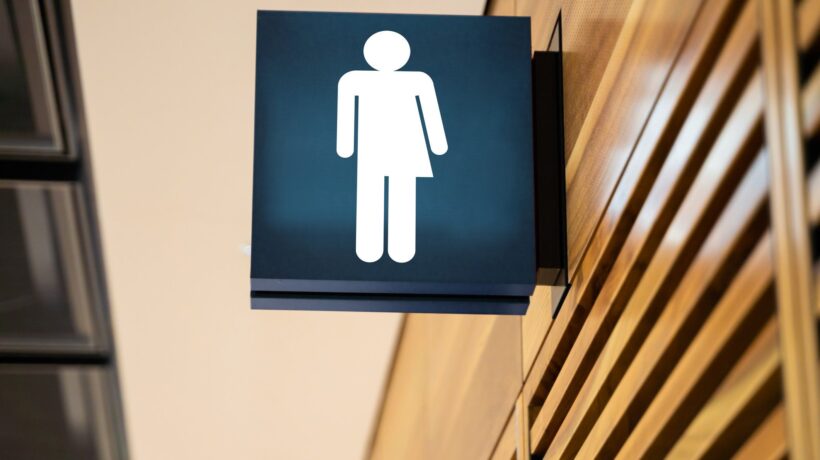 Ironizzano sui bagni gender. La Bocconi li sospende 6 mesi