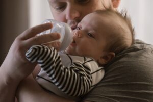 Rifilano ai neonati il latte «trans» usando la scienza da paravento