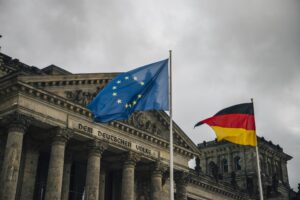 A Berlino si affronta il tabù della permanenza nell’Ue. Scholz: «Ci ha fatto comodo…»