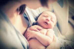 Ogni bimbo che nasce è una scintilla divina. L’uomo non sarà mai solo corpo e mercato