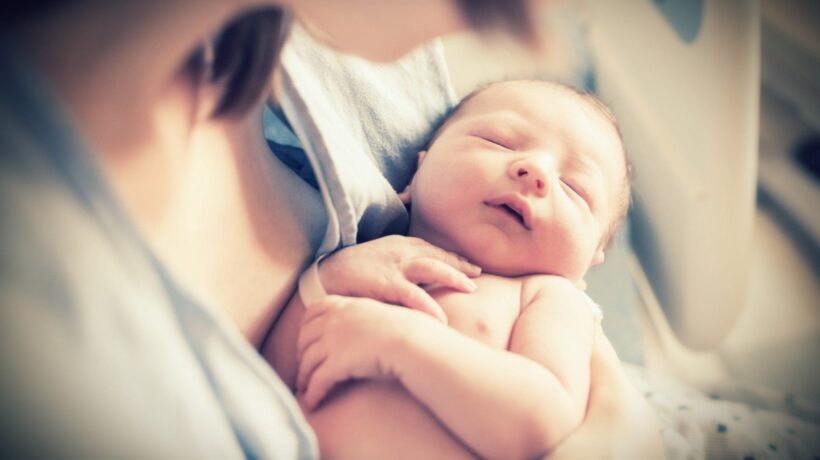 Ogni bimbo che nasce è una scintilla divina. L’uomo non sarà mai solo corpo e mercato