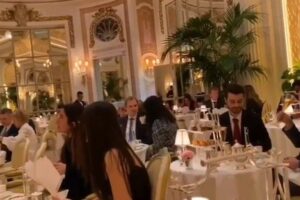 Le pillole di galateo di Petra e Carlo: tè e bollicine