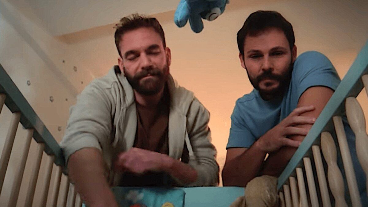 Una culla, due papà e nessuna madre. Su RaiPlay lo spot alla «famiglia» Lgbt